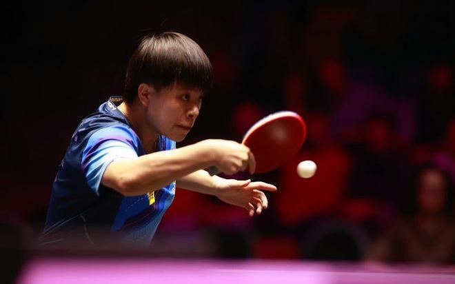 心系老东家，维尼修斯晒穿达尼洛弗拉门戈13号球衣打游戏