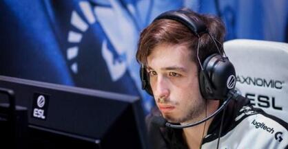 后卫关键拦截，守住关键领先