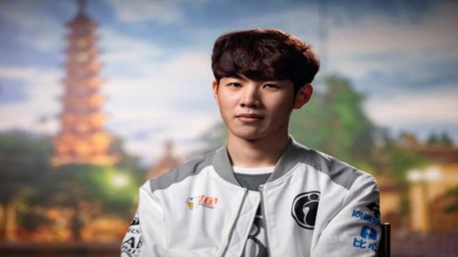 高二少女篮球场上炸翻全场自述答案只有努力