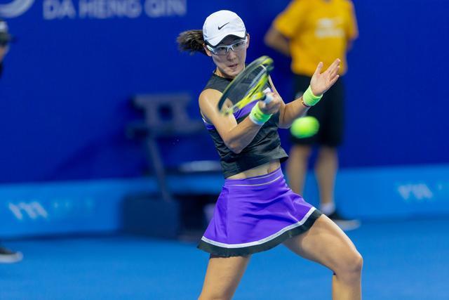 整活，布拉格斯拉维亚把梅西回诺坎普的背景P成自家主场